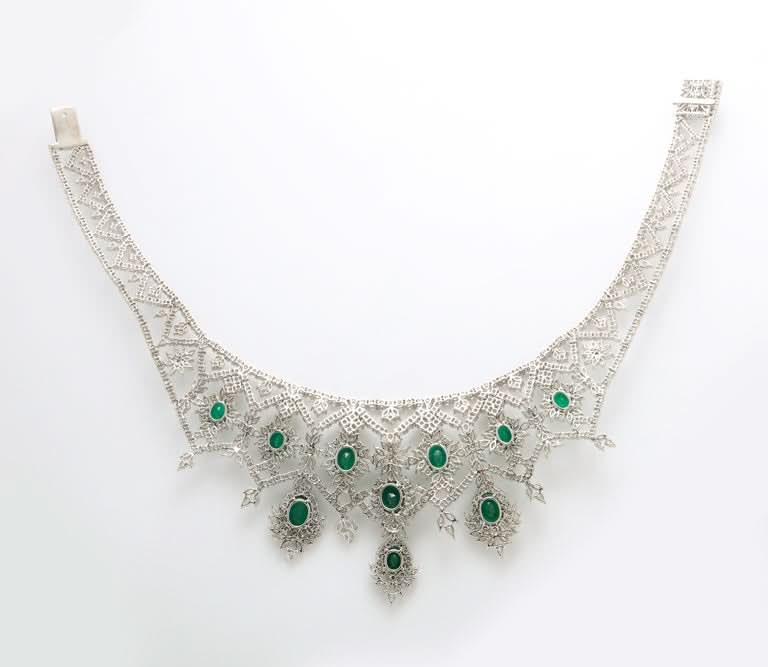 https://a.1stdibscdn.com/emerald-and-diamond-choker-necklace-for-sale-picture-3/j_415/j_183831221675869509658/6R1A7836_master.jpg?width=768