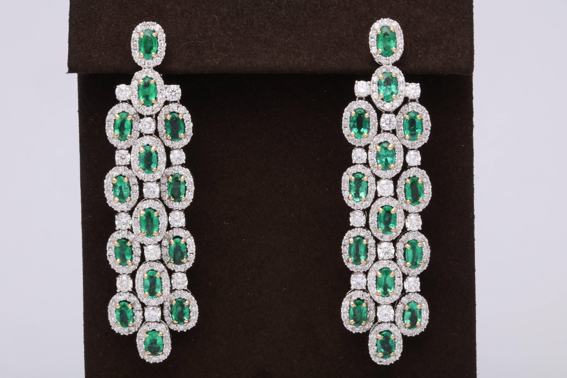 https://a.1stdibscdn.com/green-emerald-chandelier-earrings-for-sale-picture-5/0/j_42665231525894035029/6R1A9335_master.jpg