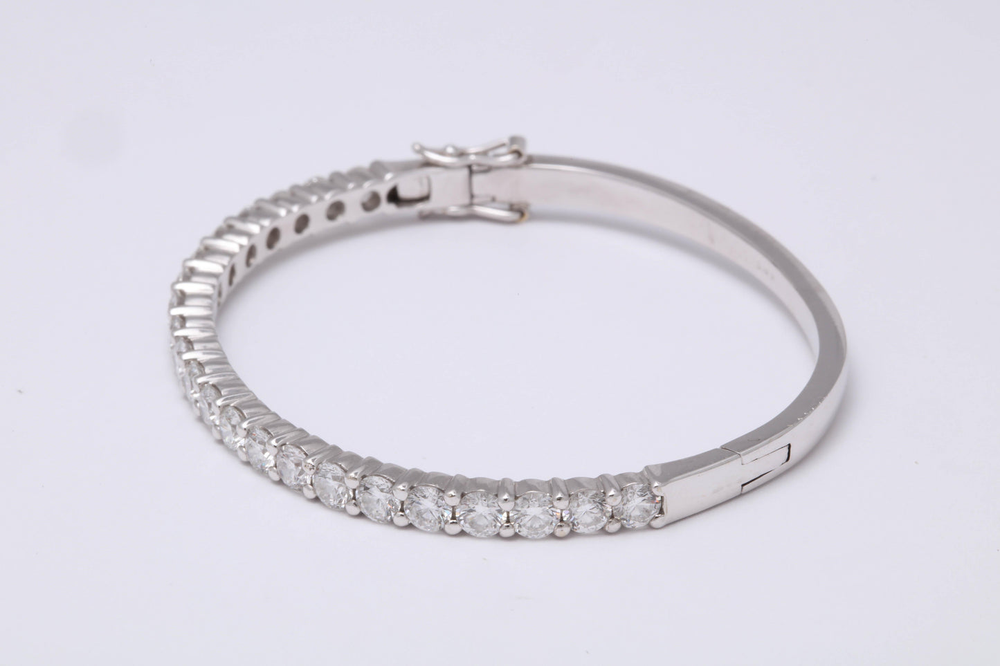 Elegant 4.30ct Round Brilliant Diamond Bangle in 18k White Gold