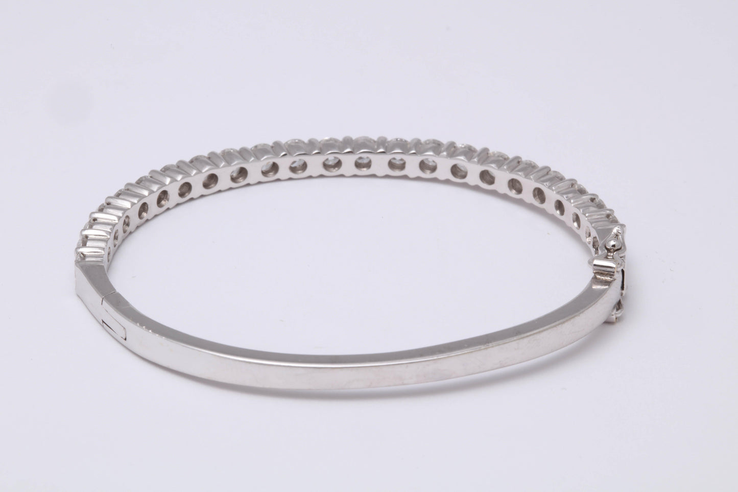 Elegant 4.30ct Round Brilliant Diamond Bangle in 18k White Gold
