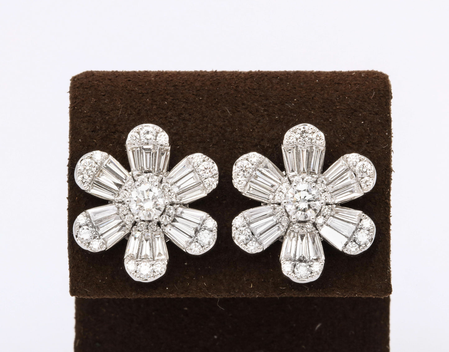 Elegant 18k White Gold Diamond Flower Stud Earrings 3.16ct