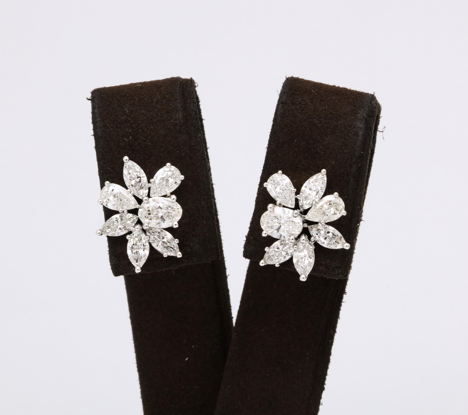 https://a.1stdibscdn.com/diamond-cluster-earrings-for-sale-picture-8/j_415/j_141445021639062296514/6R1A9903_master.jpg