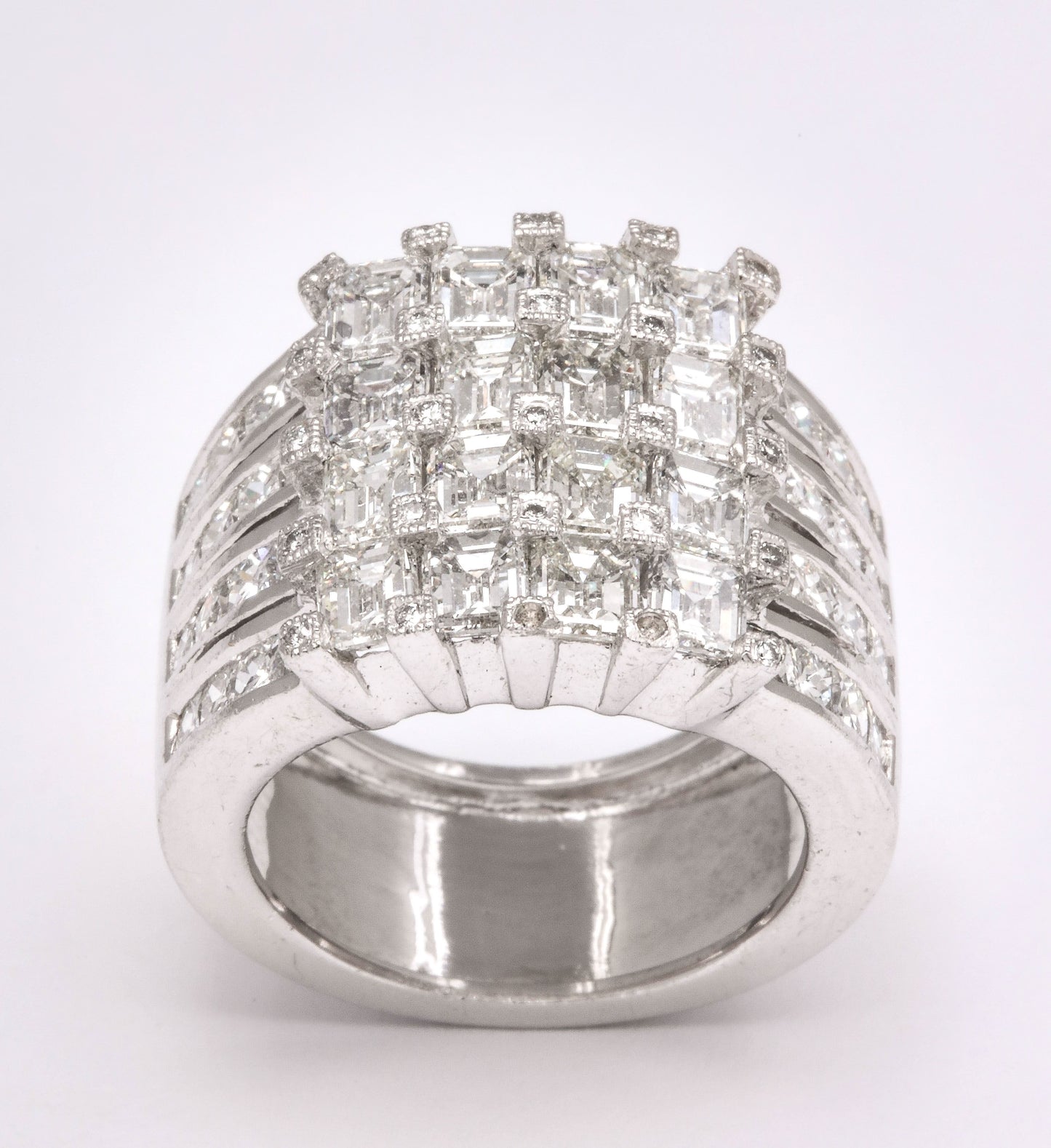 https://a.1stdibscdn.com/wide-emerald-and-princess-cut-diamond-ring-for-sale-picture-2/j_415/1603216142423/6R1A9911_master.jpg