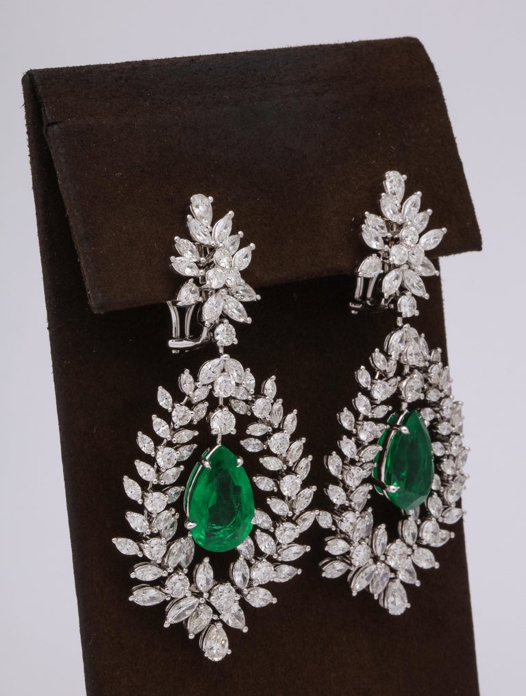 https://a.1stdibscdn.com/emerald-and-diamond-drop-earrings-for-sale-picture-8/j_415/1603302092800/6R1A9941_master.jpg