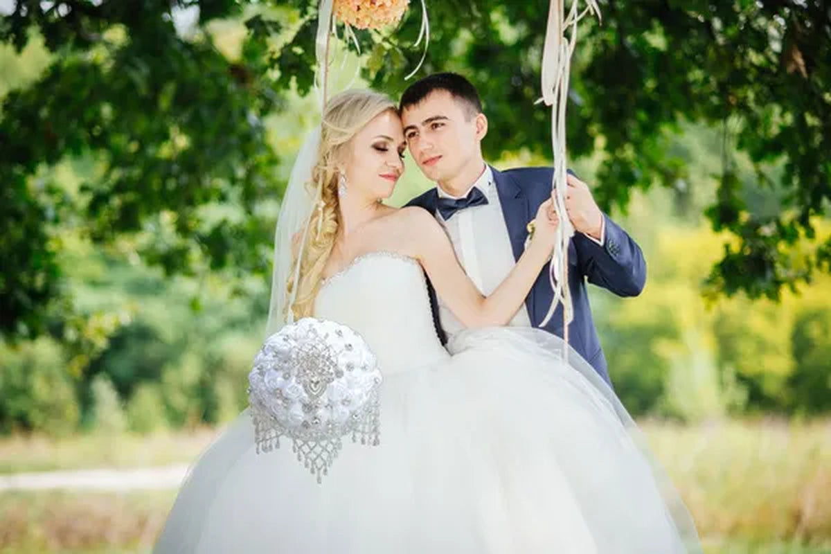 18CM Luxury Crystal Brooch Bridesmaid Bridal Bouquet Rhinestone Tassel White Silk Rose Wedding Flower Bouquet Ribbon Artificial Flower Wedding Supplies