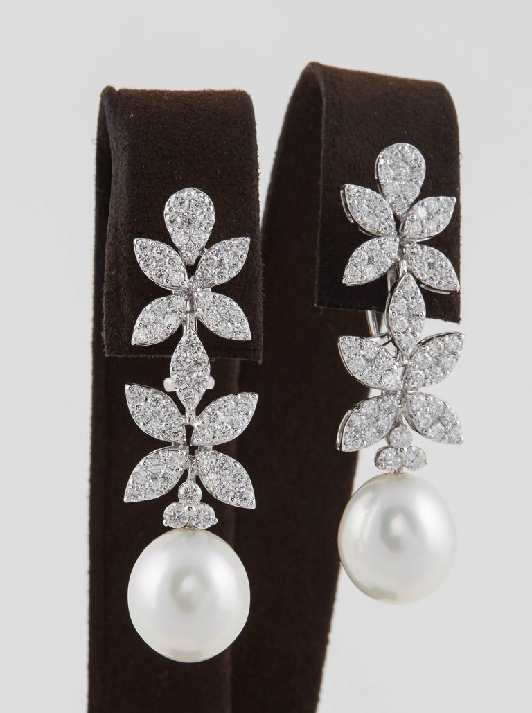 https://a.1stdibscdn.com/classic-diamond-pearl-white-gold-drop-earrings-for-sale-picture-5/j_415/j_112628721610379775043/781A0766_master.jpg?width=768