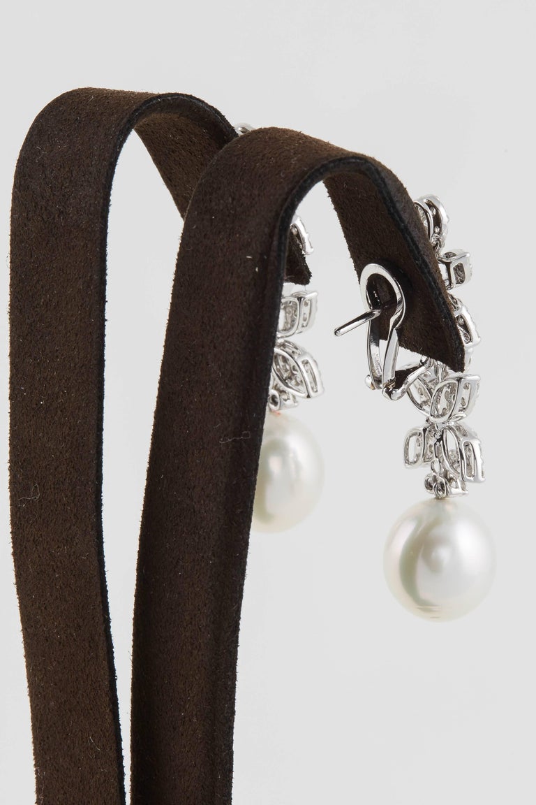 https://a.1stdibscdn.com/classic-diamond-pearl-white-gold-drop-earrings-for-sale-picture-4/j_415/j_112628721610379774635/781A0765_master.jpg?width=768