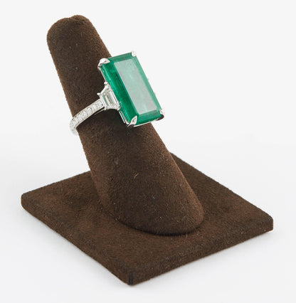 Exquisite 10 Carat Elongated Green Emerald Platinum Diamond Statement Ring