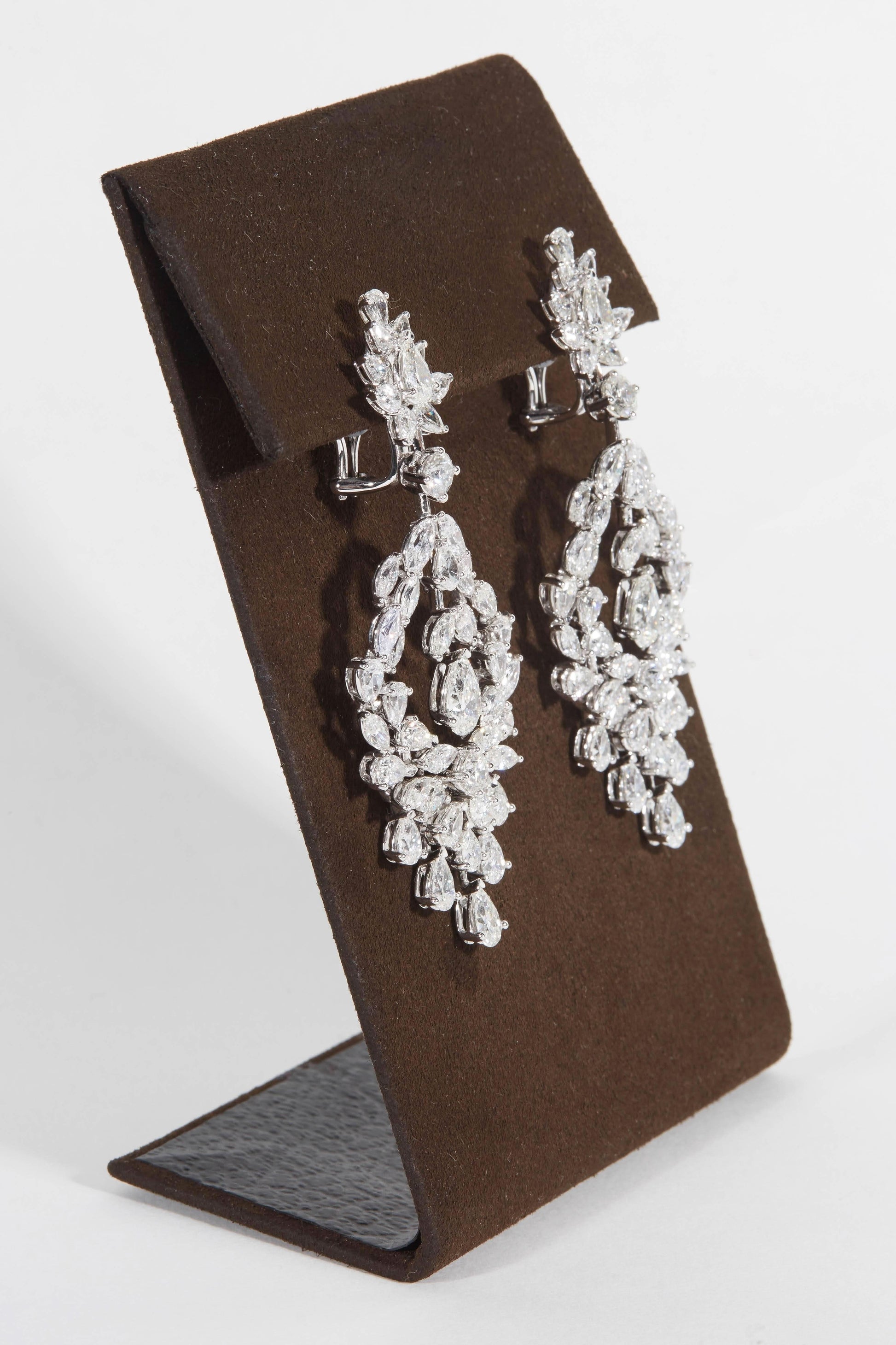 https://a.1stdibscdn.com/diamond-drop-earrings-for-sale-picture-5/j_415/j_166265021659716219182/781A6897_master.jpg