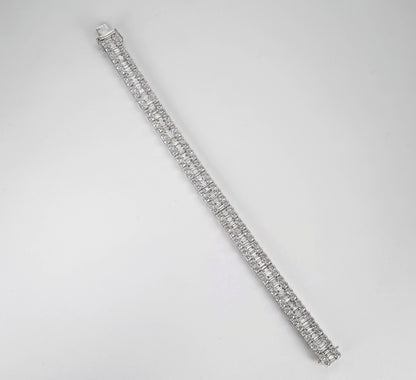 Stunning 18k White Gold 15.79ct Baguette and Round Diamond Bracelet