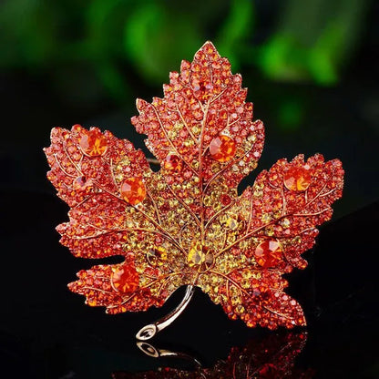 New Fashion Jewelry Full Diamond Maple Leaf Brooch Creative Elegant Windbreaker Pin Suit Coat Sweater Accessories