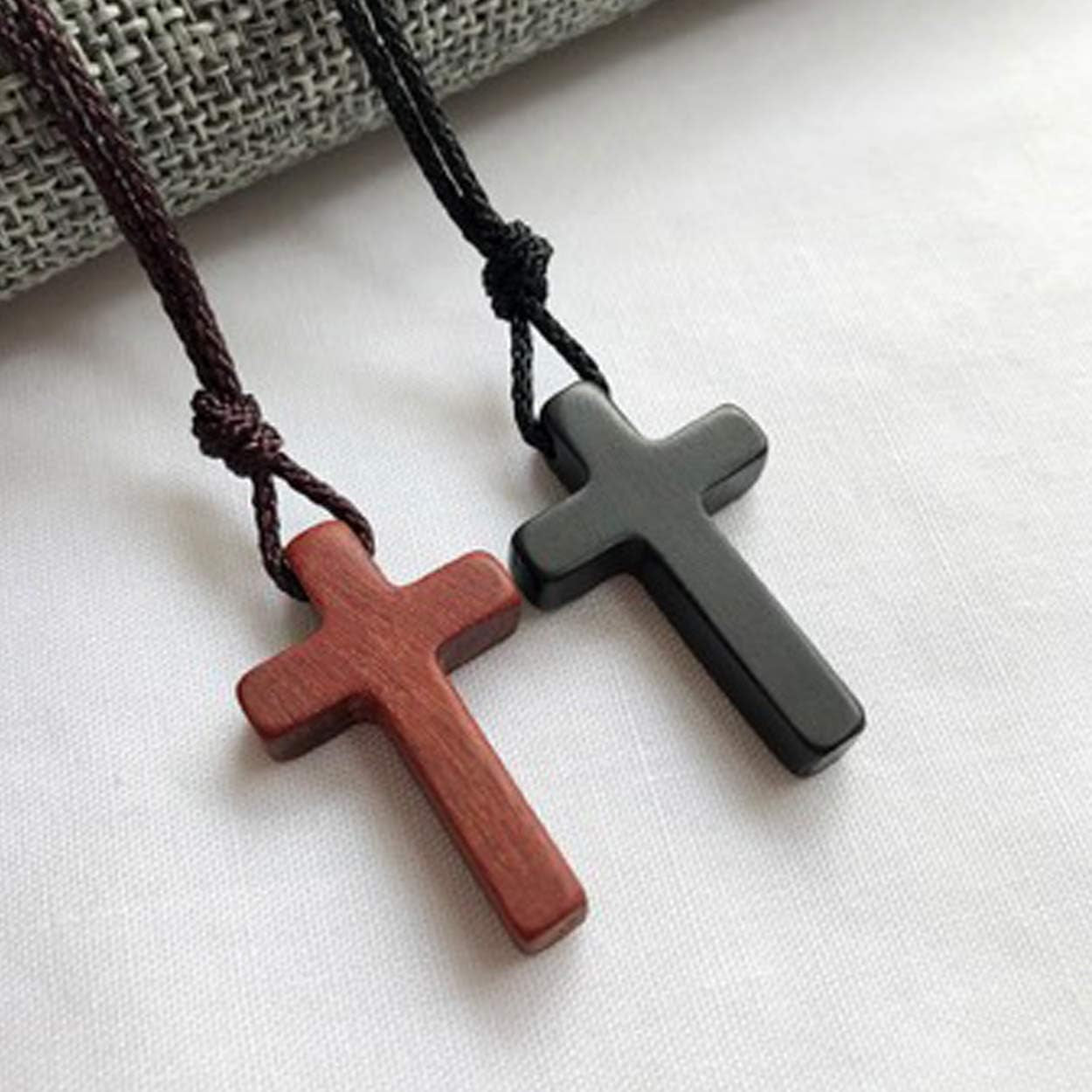 Natural Wooden Cross Pendant Necklaces for Women Men Sandalwood Handcrafted Gift Wood Hang from Car Rearview Mirror Pendant Vehicle Decoration