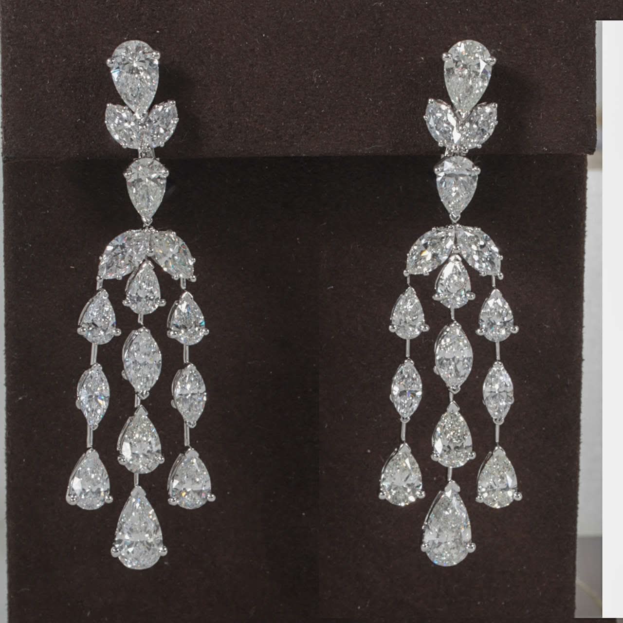 https://a.1stdibscdn.com/archivesE/jewelry/1stdibs/061614/DiamondScene_CC_DM//07/B.jpg