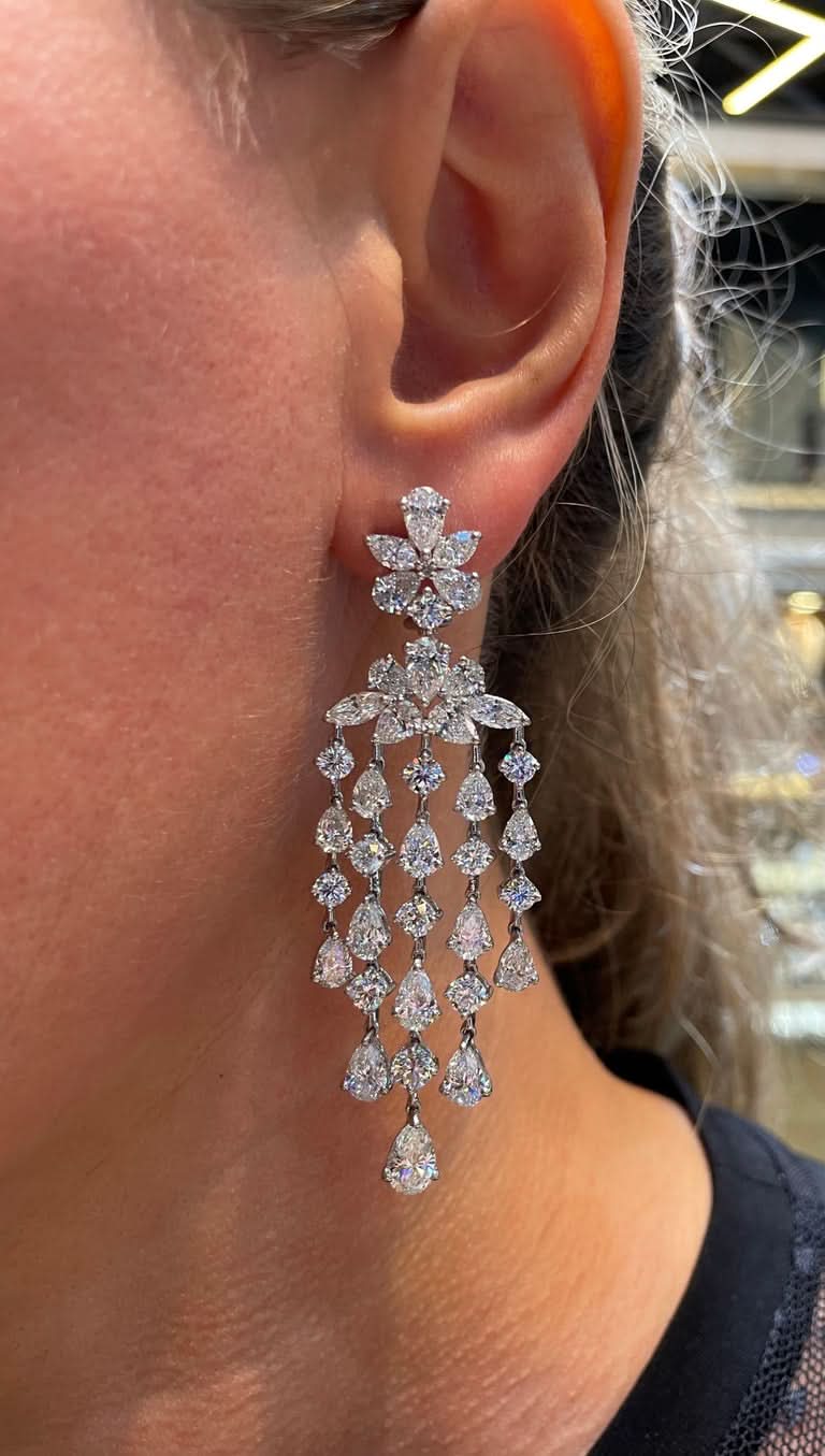 https://a.1stdibscdn.com/diamond-chandelier-dangle-earrings-for-sale-picture-7/j_415/j_167934221661438286050/6R1A5067_master.jpg?width=768
