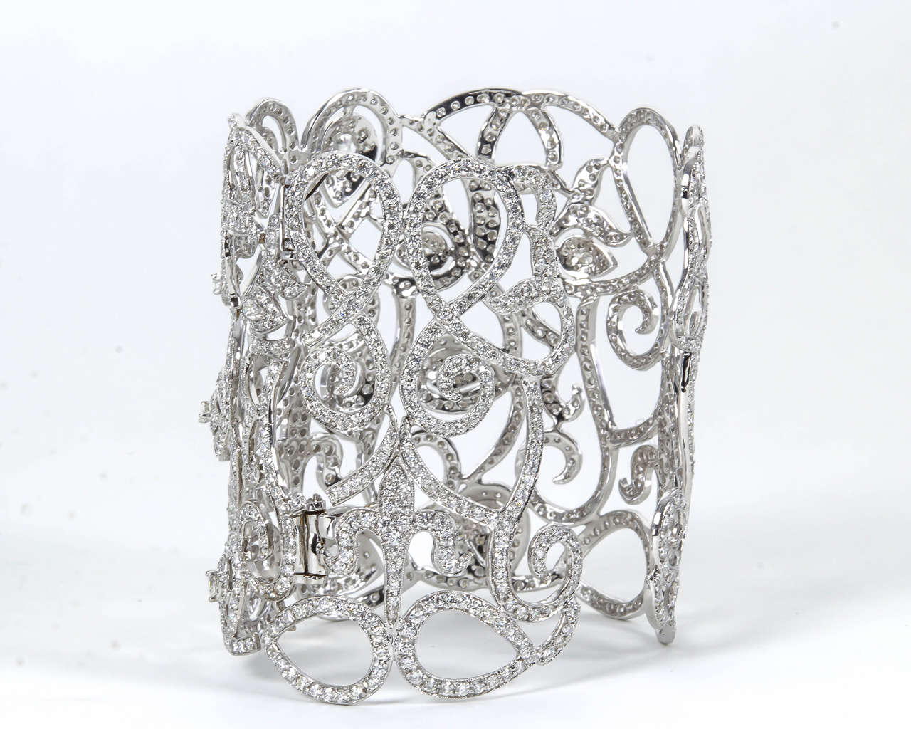 https://a.1stdibscdn.com/archivesE/jewelry/1stdibs/031815/DiamondScene_CC_DM//04/Diamond%20Scene%2021.jpg