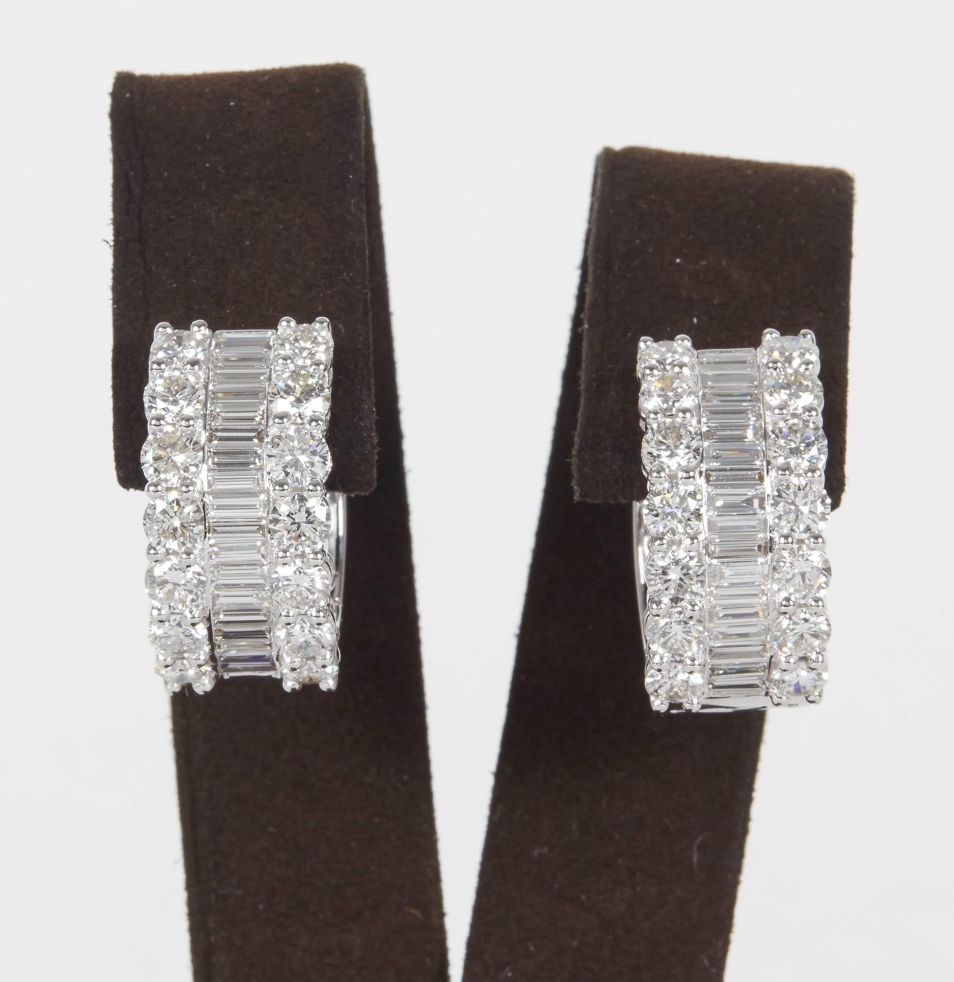 https://a.1stdibscdn.com/round-and-baguette-diamond-gold-huggie-hoop-earrings-for-sale-picture-5/j_415/j_108071121605212597355/IMG_1552_master.jpg