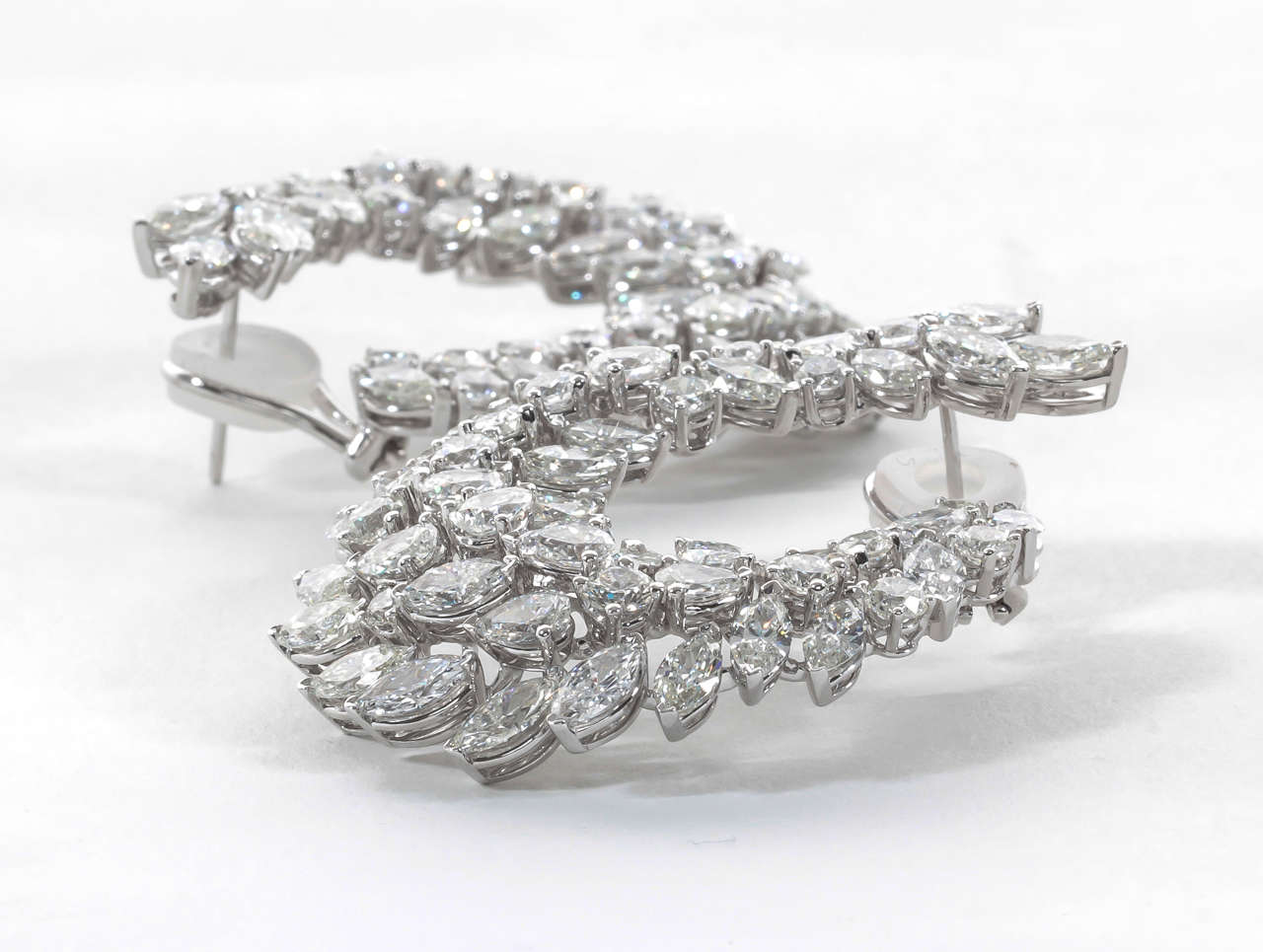 https://a.1stdibscdn.com/archivesE/jewelry/1stdibs/101614/DiamondScene_CC_DM//10/B.jpg
