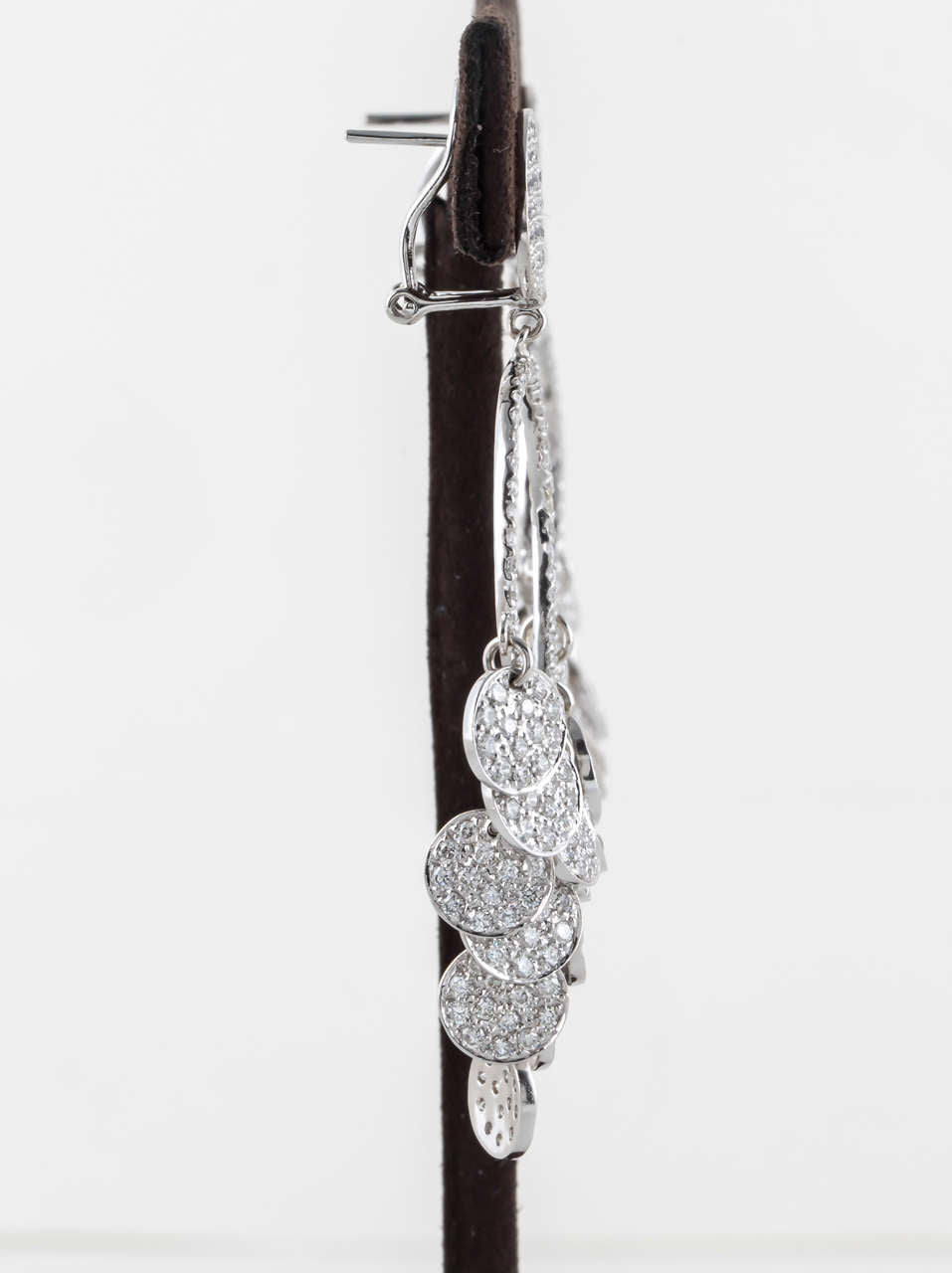 https://a.1stdibscdn.com/archivesE/jewelry/1stdibs/111014/DiamondScene_CC_DM//08/IMG_3223.jpg