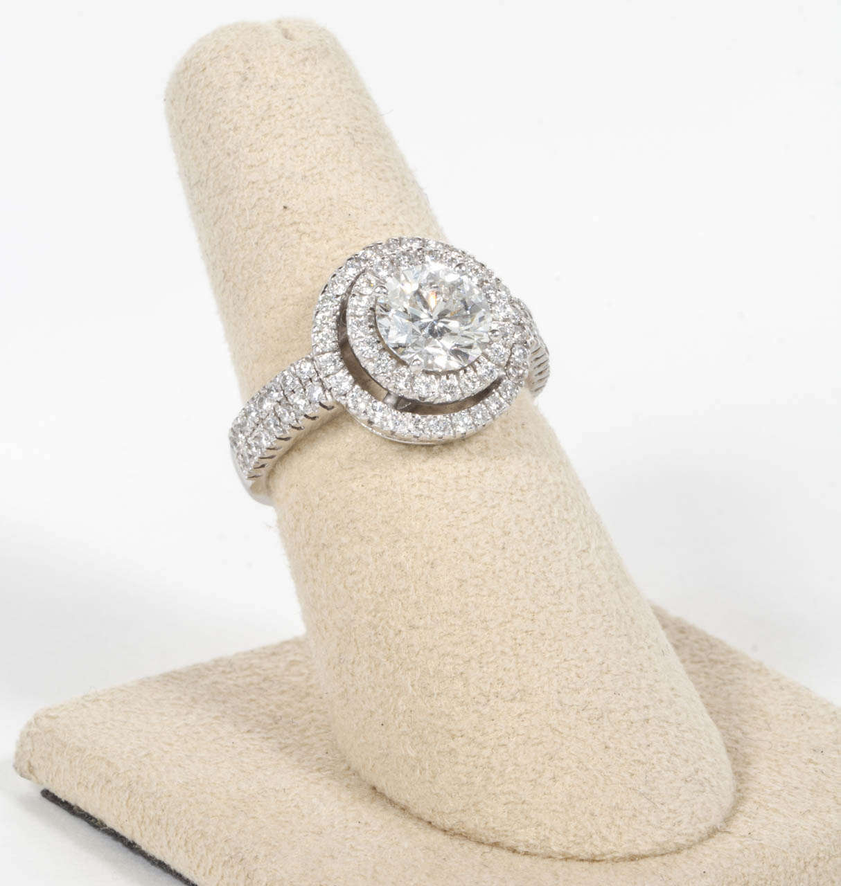 https://a.1stdibscdn.com/archivesE/jewelry/1stdibs/042114/DiamondScene_CC_DM//02/IMG_4354.jpg