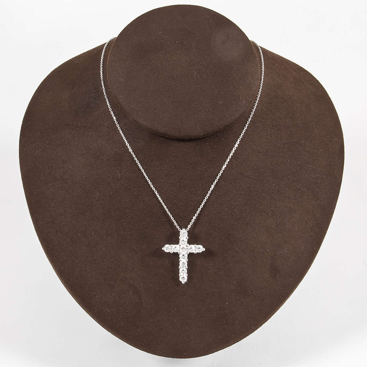 https://a.1stdibscdn.com/archivesE/jewelry/1stdibs/120814/DiamondScene_CC_DM//05/IMG_4585.jpg