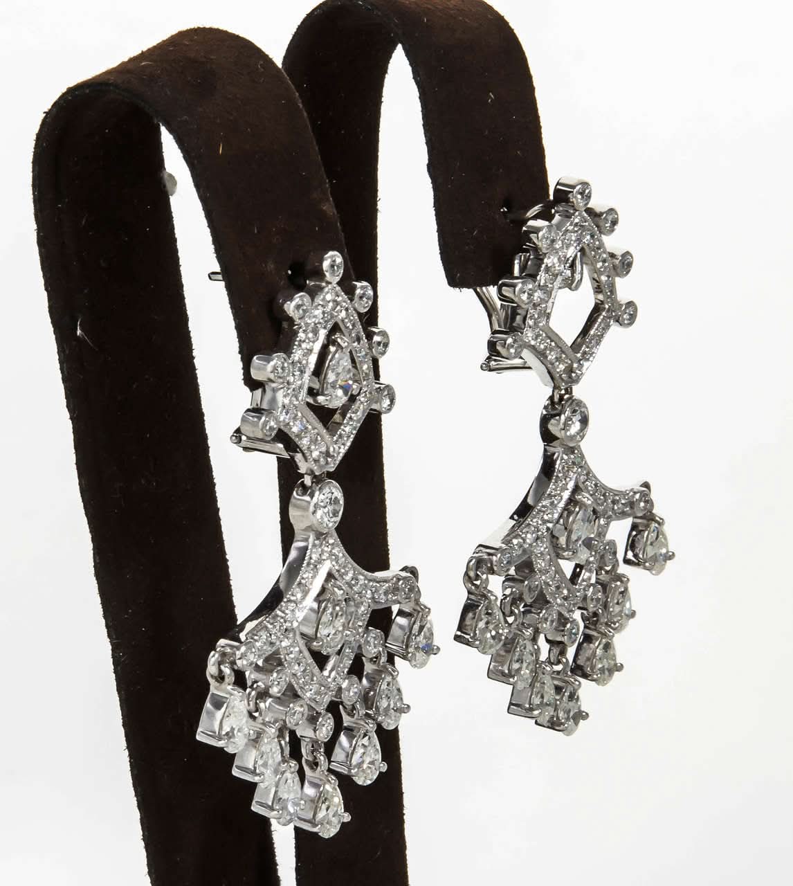 https://a.1stdibscdn.com/archivesE/jewelry/1stdibs/061115/DiamondScene_JWL_CC_DM//09/IMG_5607.jpg