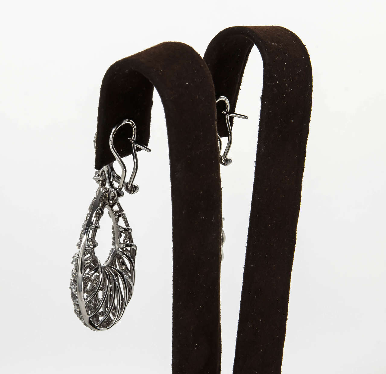 https://a.1stdibscdn.com/archivesE/jewelry/1stdibs/061115/DiamondScene_JWL_CC_DM//10/IMG_5617.jpg