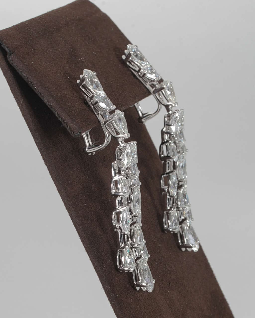 https://a.1stdibscdn.com/archivesE/jewelry/1stdibs/061614/DiamondScene_CC_DM//07/IMG_7454.jpg