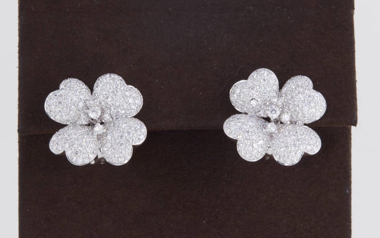 https://a.1stdibscdn.com/diamond-white-gold-flower-earrings-for-sale-picture-5/j_415/j_114510421612457333228/IMG_7518_master.jpg?width=768