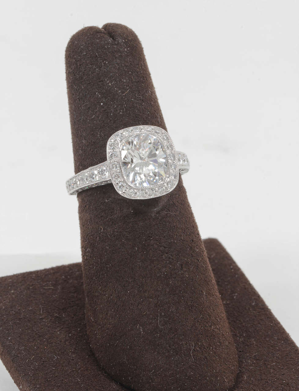 https://a.1stdibscdn.com/archivesE/jewelry/1stdibs/071714/DiamondScene_CC_DM//04/B.jpg