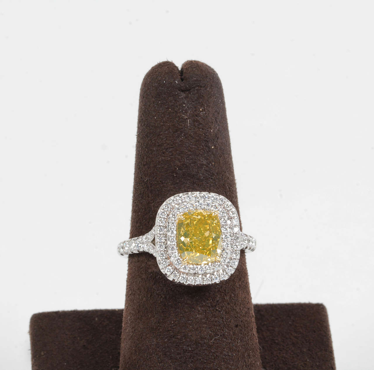 https://a.1stdibscdn.com/archivesE/jewelry/1stdibs/022415/DiamondScene_CC_DM//02/IMG_8918.jpg