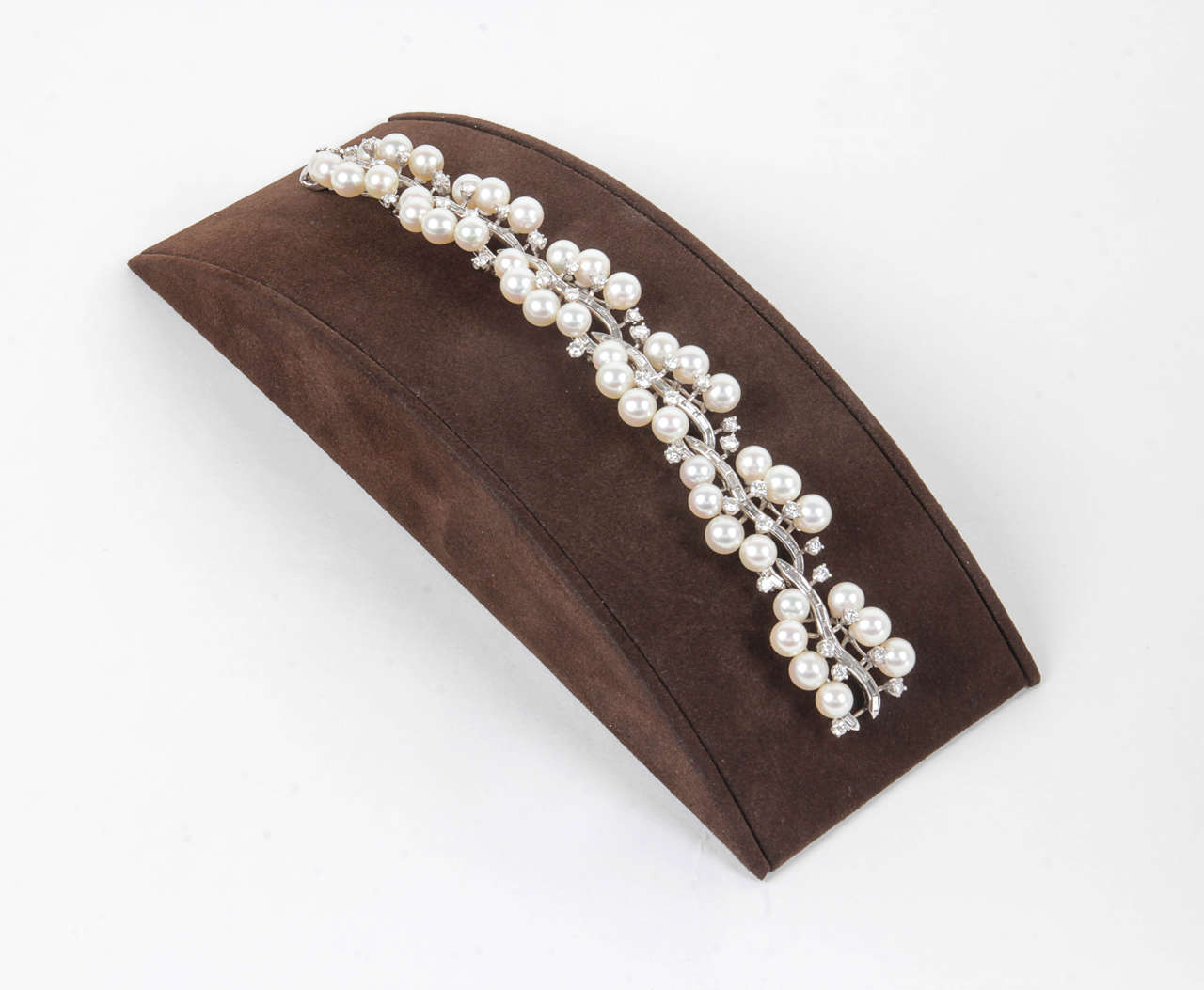 https://a.1stdibscdn.com/archivesE/jewelry/1stdibs/022415/DiamondScene_CC_DM//07/IMG_8999.jpg