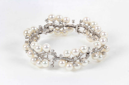 Exquisite Mid-Century Retro Pearl and 10 Carat Diamond Platinum Bracelet
