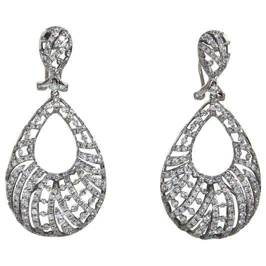 https://a.1stdibscdn.com/archivesE/jewelry/1stdibs/061115/DiamondScene_JWL_CC_DM//10/X.jpg