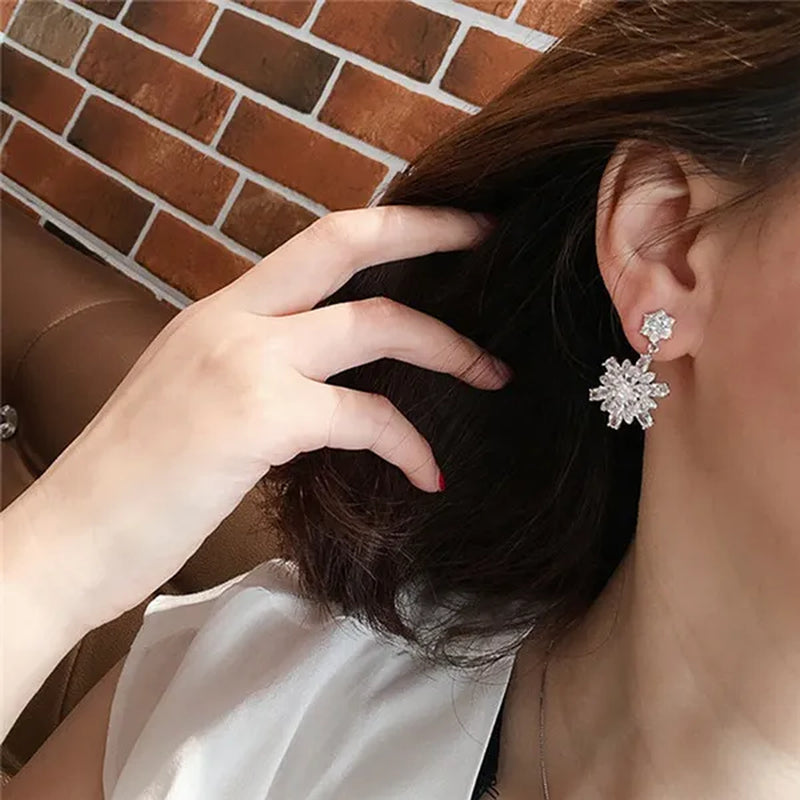 Exquisite Silver Inlay Bright Zircon and Lab Diamond Snowflake Stud Earring for Women Bridal Wedding Romantic Jewelry Christmas Gift