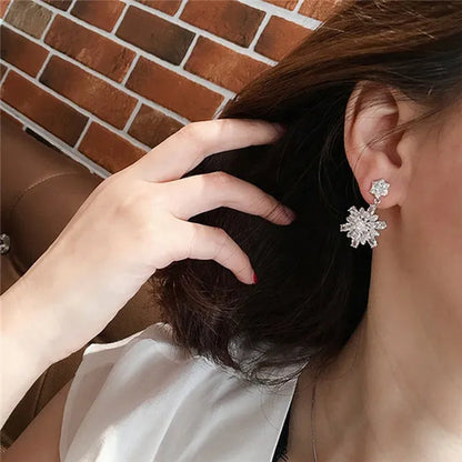 Exquisite Silver Inlay Bright Zircon and Lab Diamond Snowflake Stud Earring for Women Bridal Wedding Romantic Jewelry Christmas Gift