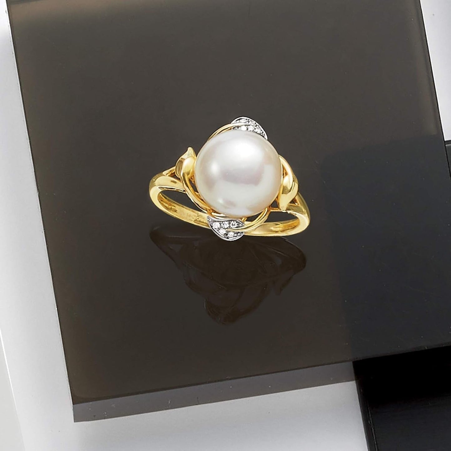 10-10.5Mm Cultured Pearl Leaf Ring with Diamonds in 14Kt Yellow Gold. Size 9