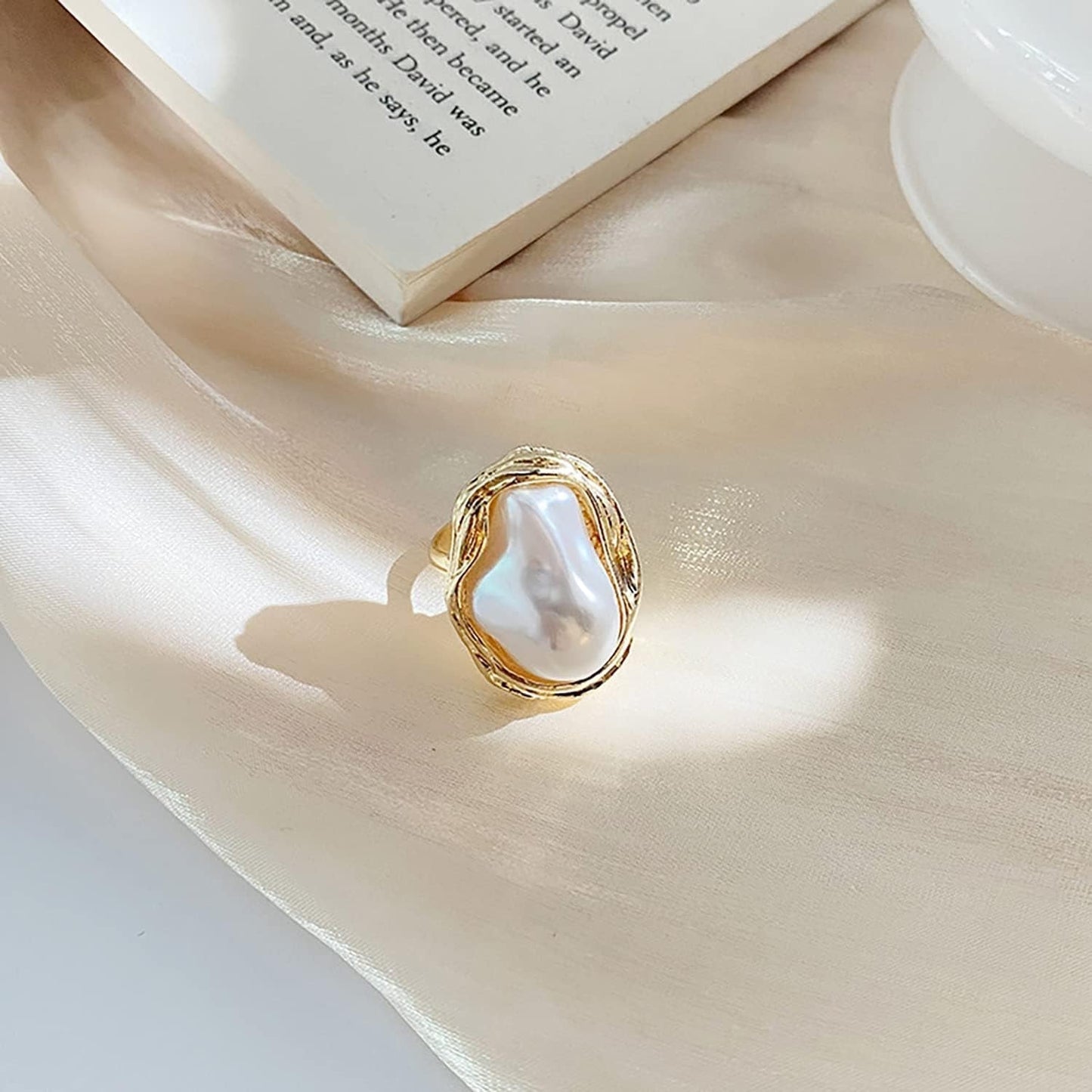 Irregular Pearl Ring for Women 18K Gold Baroque Pearl Ring Silver Geometrical Statement Ring Fashion Wedding Jewelry Gifts for Women Girls