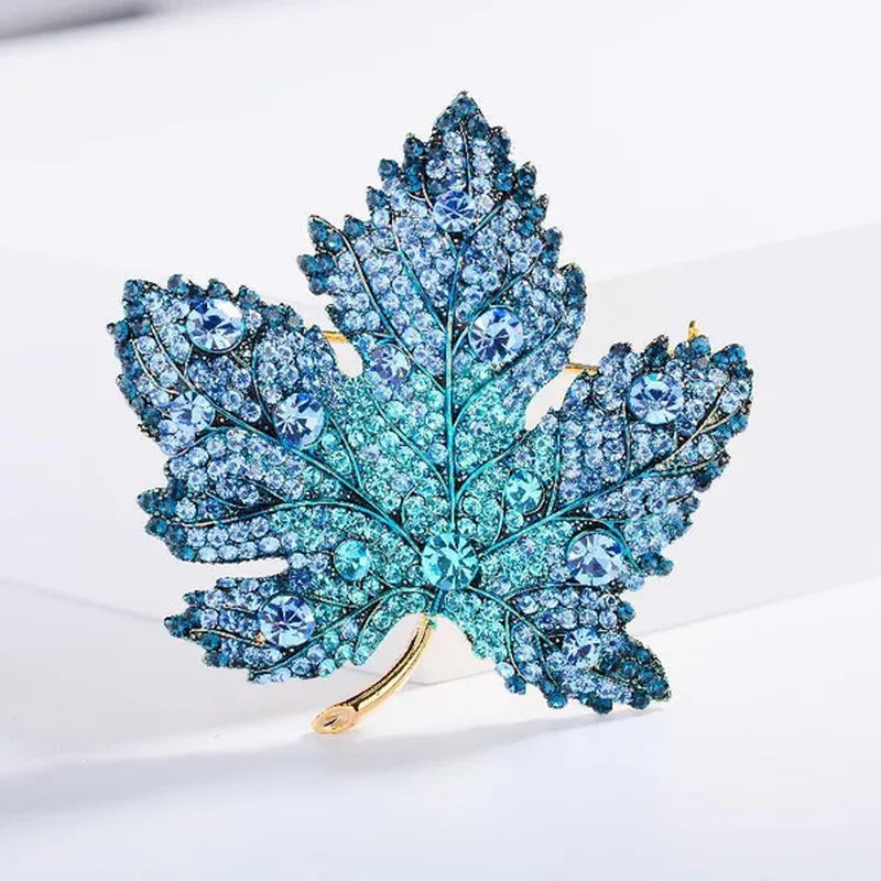 New Fashion Jewelry Full Diamond Maple Leaf Brooch Creative Elegant Windbreaker Pin Suit Coat Sweater Accessories