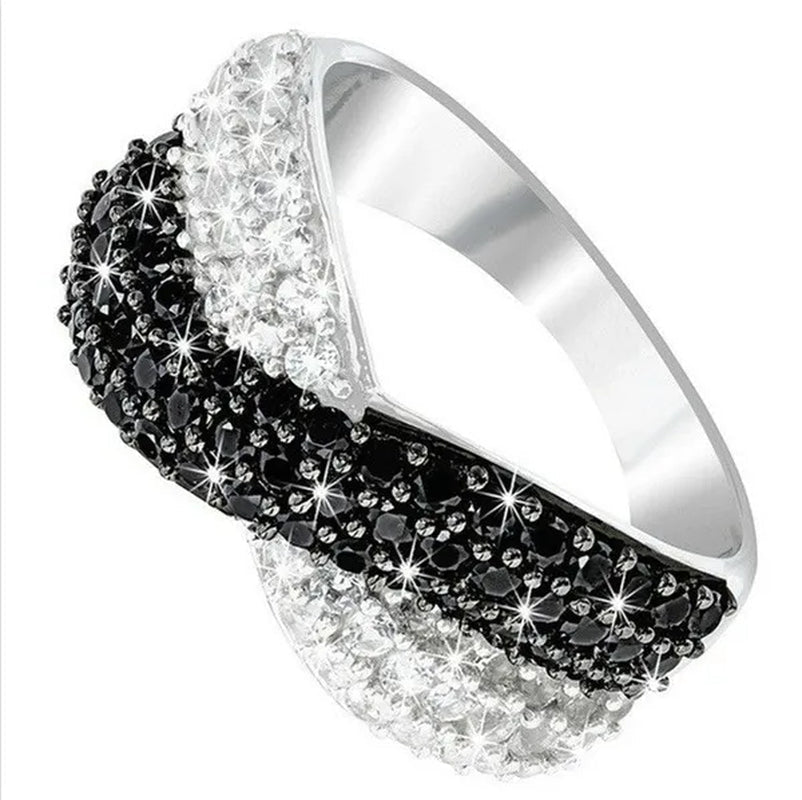 Exquisite European and American Ladies Classic Creative Two-Color Black and White Diamond Ring Ring Size: 5-11