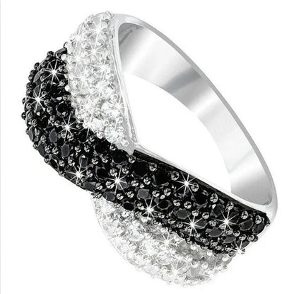 Exquisite European and American Ladies Classic Creative Two-Color Black and White Diamond Ring Ring Size: 5-11