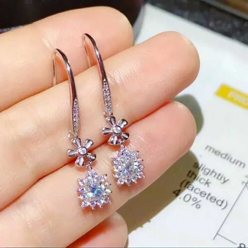 Exquisite Snowflake Shaped Brilliance Lab Diamond Drop Earrings Silver Plated Hook Earrings for Women Wedding Bridal Banquet Party Fashion Christmas Gift