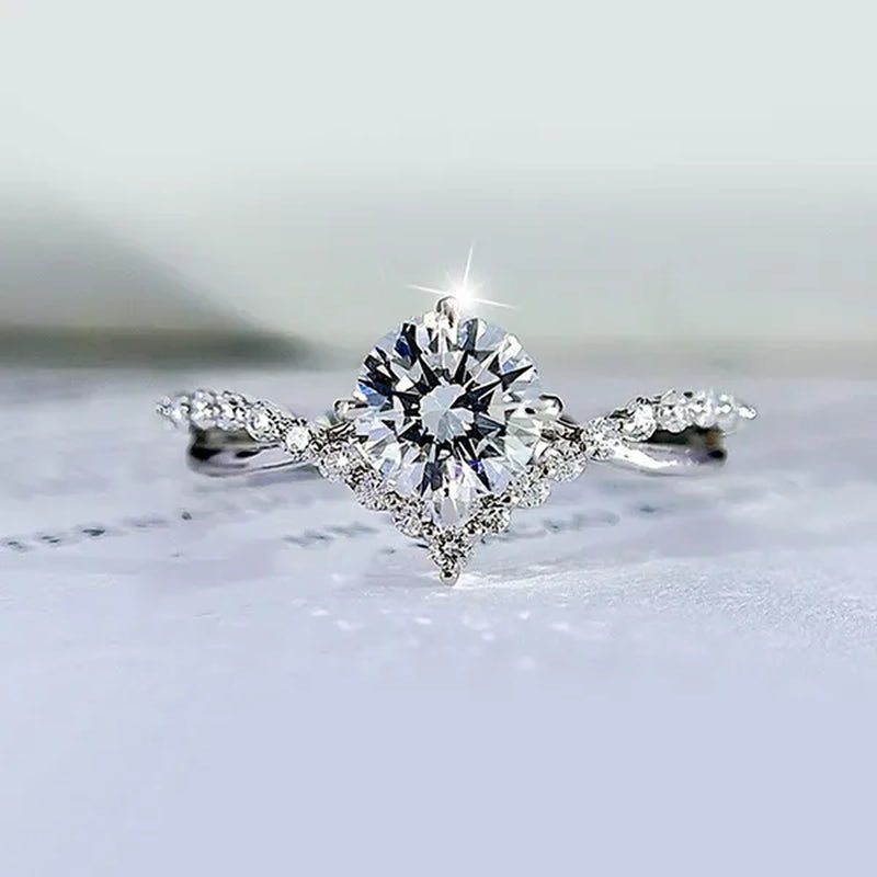 Fashion Accessories Gorgeous 925 Sterling Silver White Sapphire Round Cut Moissanite Diamond Ring Elegant Bride Wedding Jewelry for Women Rings Engagement Anniversary Party Band Gift Size 4-12 Bague Femme