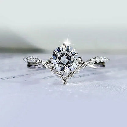 Fashion Accessories Gorgeous 925 Sterling Silver White Sapphire Round Cut Moissanite Diamond Ring Elegant Bride Wedding Jewelry for Women Rings Engagement Anniversary Party Band Gift Size 4-12 Bague Femme