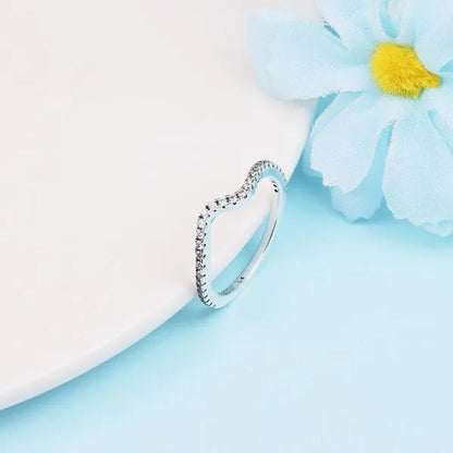 925 Sterling Silver Sparkling Wave Ring with Crystals Fashion Ring for Women