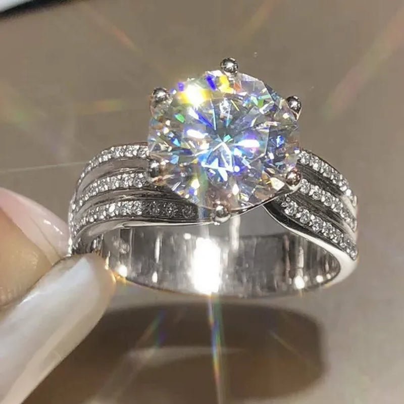 Gorgeous Round Cut Eternal Diamond Rings Fashion 925 Sterling Silver Zircon Ring Female Bride Wedding Proposal Engagement Party Band Moissanite Jewelry Anniversary Gift